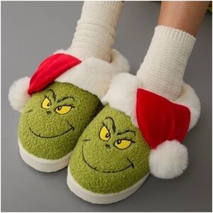 NWT. AMERICAN EAGLE Grinch Women’s Slippers